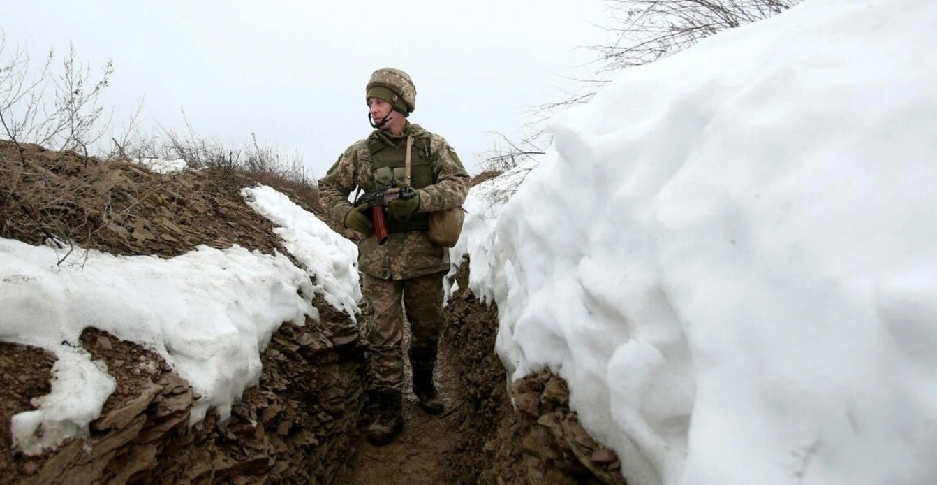 Binh sĩ Ukraine tuần tra trong con hào ở miền đông đất nước. (Ảnh: Getty)