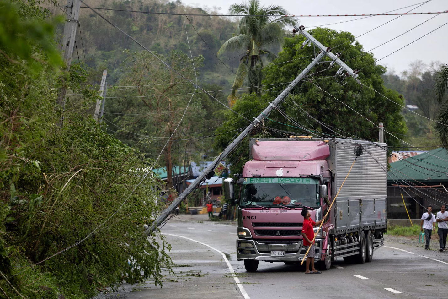 Nhiều trường học và văn phòng chính phủ trên khắp đảo chính Luzon, bao gồm cả Manila buộc phải đóng cửa vào ngày hôm nay (ngày 10/11), mặc dù dự báo mưa lớn vẫn chưa đưa ra. (Ảnh: Reuters)