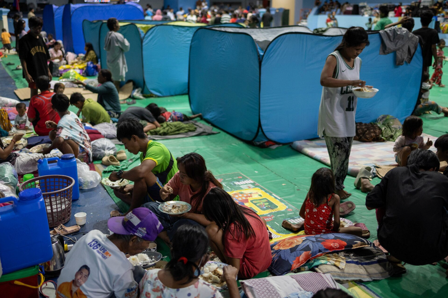 Trước đó, Philippines khẩn trương sơ tán hơn 100.000 người trên khắp các khu vực miền Đông và miền Bắc, đồng thời đình chỉ hơn 300 chuyến bay nội địa và quốc tế để ứng phó với bão Fung-Wong. (Ảnh: Reuters)