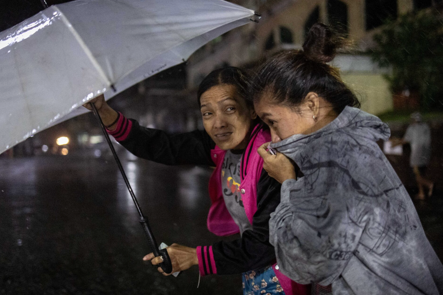 Tương tự, nhân viên cứu hộ Juniel Tagarino ở thành phố Catbalogan nói với AFP rằng họ phát hiện thi thể của một phụ nữ 64 tuổi trong đống đổ nát và cây đổ khi đang cố gắng sơ tán. 