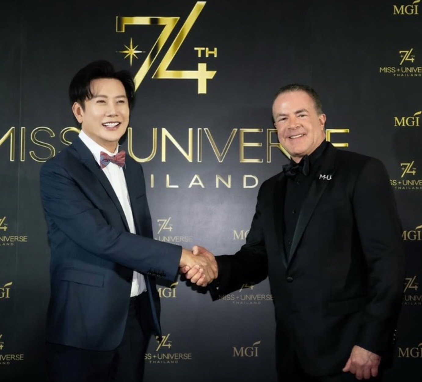 Chủ tịch Miss Universe (bên phải) khởi kiện ông Nawat.