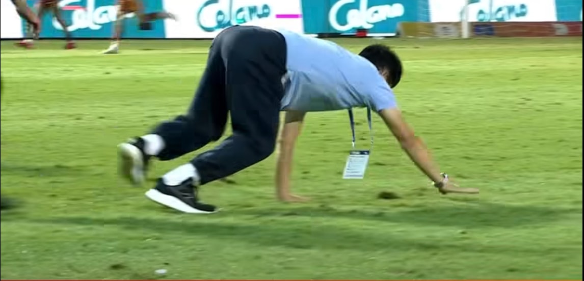 HLV Vũ Tiến Thành bò ngay trên sân.