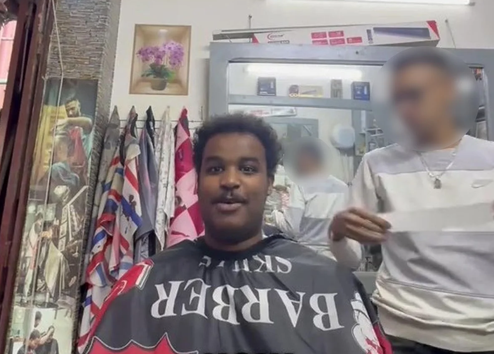 Thanh niên ngồi máy bay từ Anh sang châu Phi để cắt tóc cho rẻ - 1 Thanh niên ngồi máy bay từ Anh sang châu Phi để cắt tóc cho rẻ - 1