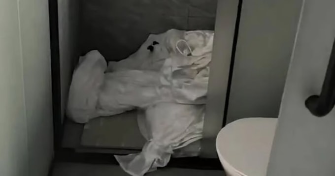 Nữ du khách ném chăn, ga vào buồng tắm, xả nước ngập khách sạn. Ảnh: Handout