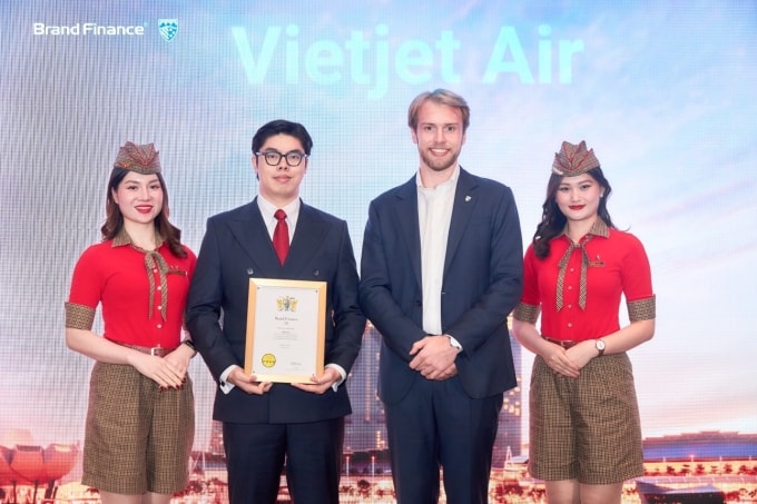 Đại diện Vietjet (thứ hai từ trái sang) nhận giấy chứng nhận từ Brand Finance. Ảnh: Vietjet