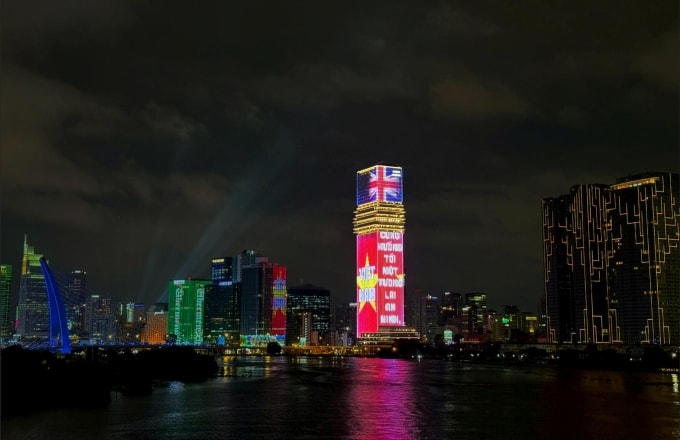 Tòa tháp Saigon Marina IFC được thắp sáng với sắc cờ Việt - Anh. Ảnh: HDBank