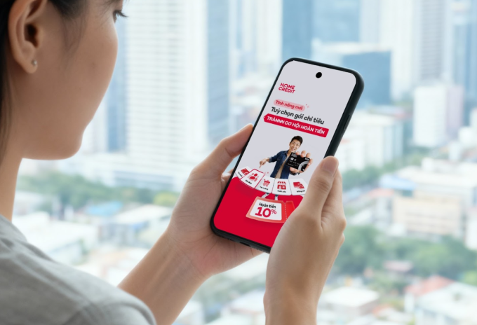Khách hàng tham khảo tính năng hoàn tiền linh hoạt trên thẻ tín dụng. Ảnh: Home Credit