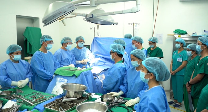 Các y bác sĩ Bệnh viện Chợ Rẫy mặc niệm tri ân bệnh nhân trước khi mổ lấy tạng ca hiến đầu tiên, ngày 8/11. Ảnh: Bệnh viện cung cấp