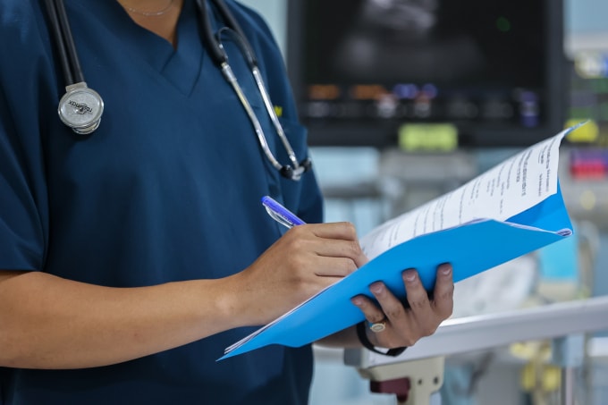 Bác sĩ tại Khoa Cấp cứu, Bệnh viện Quân y 175. Ảnh: Quỳnh Trần