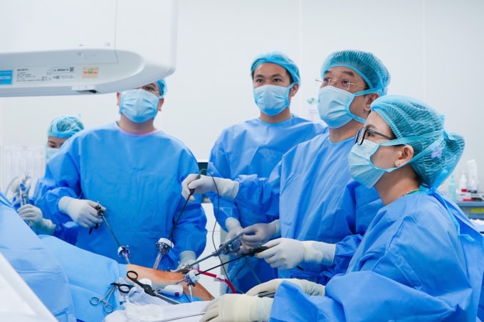 Ca ghép gan do PGS.TS.BS Lê Văn Thành trực tiếp thực hiện thị phạm. Ảnh: Vinmec