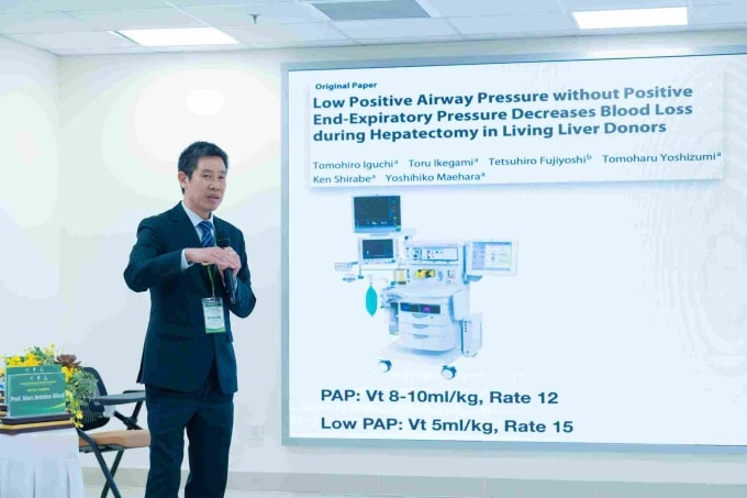 Báo cáo viên Vinmec chia sẻ chuyên môn ghép gan tại hội nghị. Ảnh: Vinmec