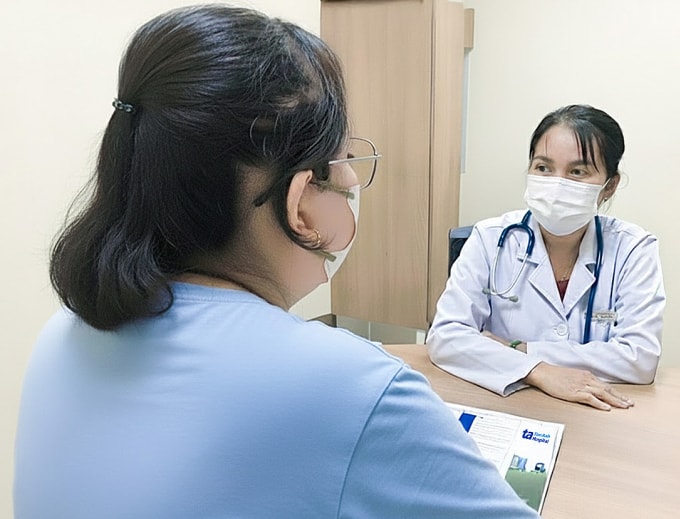 Bác sĩ Khuyên tư vấn liệu trình giảm cân cho Trúc. Ảnh: Bệnh viện Đa khoa Tâm Anh