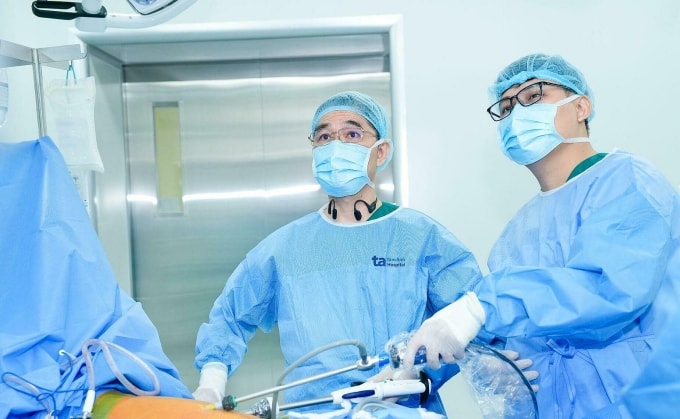 Bác sĩ Dũng (trái) cùng ê kíp phẫu thuật nội soi lấy u lao phổi cho bệnh nhân. Ảnh: Bệnh viện Tâm Anh