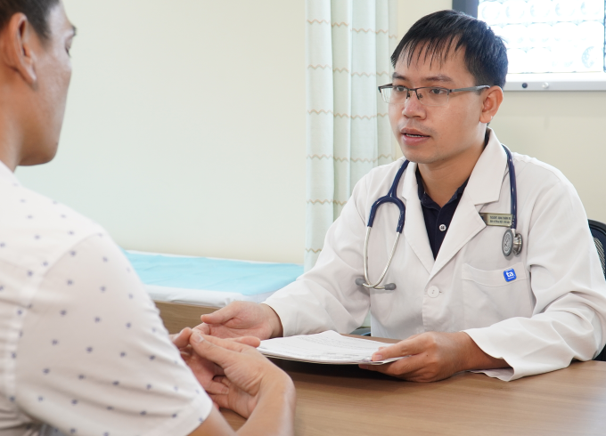 Bác sĩ tư vấn cho bệnh nhân hen suyễn dị ứng. Ảnh minh họa: Bệnh viện Đa khoa Tâm Anh