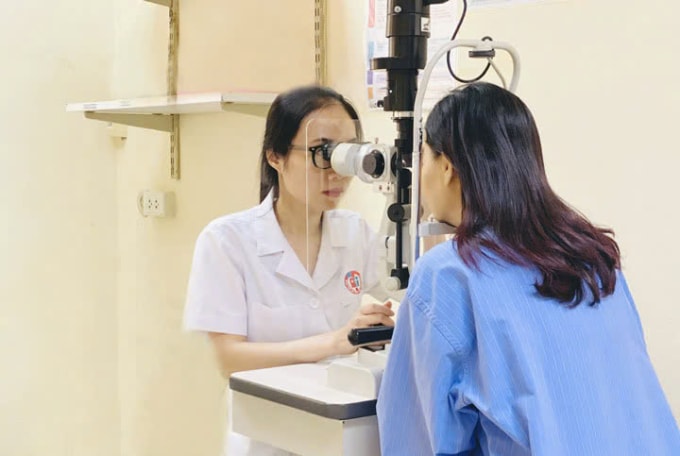 Bác sĩ kiểm tra mắt cho người bệnh. Ảnh: Xuân Hoa