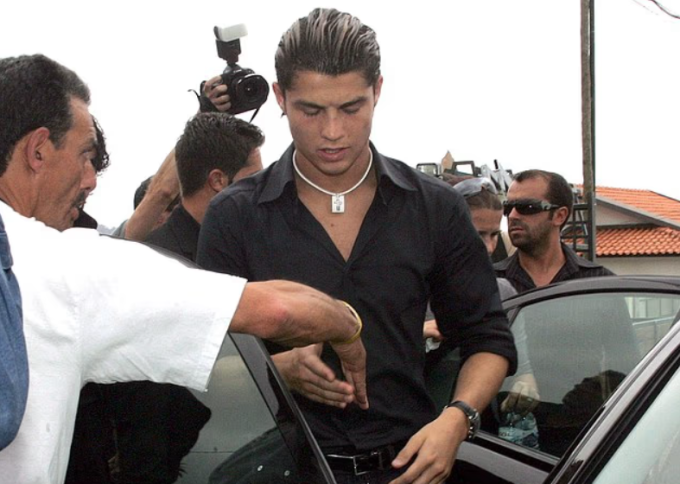 Cristiano Ronaldo được truyền thông săn đón khi dự đám tang của bố ở Funchal, Bồ Đào Nha.