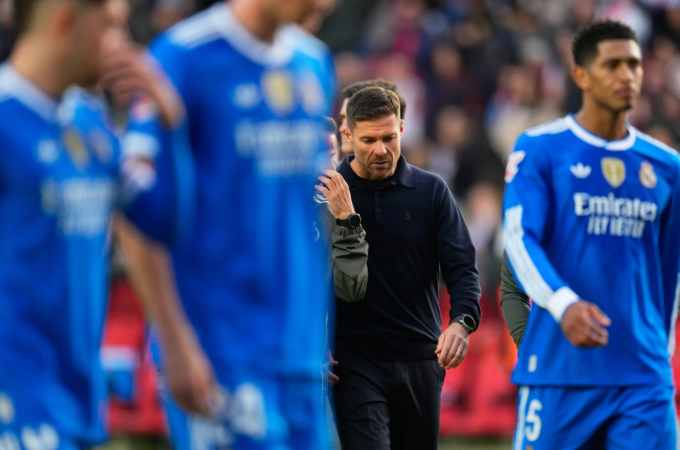 HLV Xabi Alonso thất vọng sau trận. Ảnh: AP