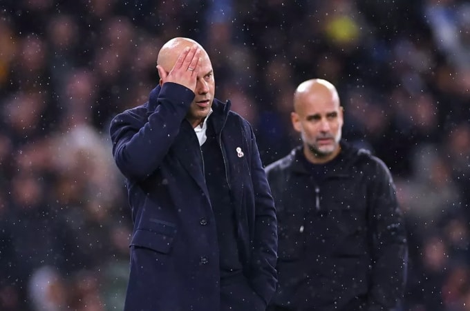 HLV Arne Slot trong trận Liverpool thua Man City trên sân Etihad, thành phố Manchester, Vương quốc Anh, vòng 11 Ngoại hạng Anh tối 9/11/2025. Ảnh: AMA