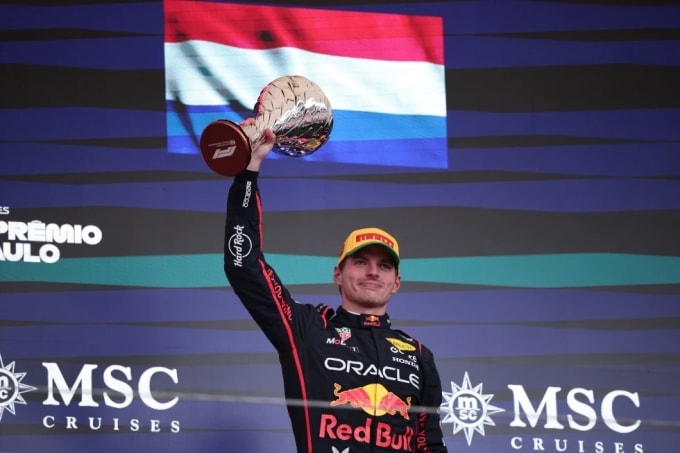 Verstappen trên podium Grand Prix Brazil ngày 9/11. Ảnh: AP