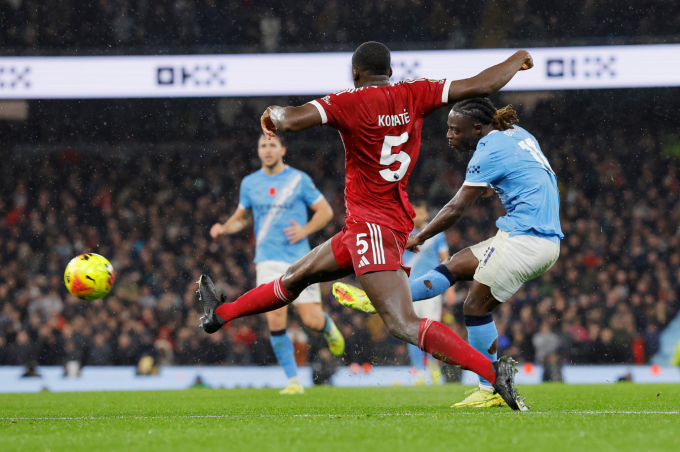 Jeremy Doku cứa lòng ấn định tỷ số, trong trận Man City thắng Liverpool 3-0 trên sân Etihad, thành phố Manchester, Vương quốc Anh, vòng 11 Ngoại hạng Anh tối 9/11/2025. Ảnh: Guardian