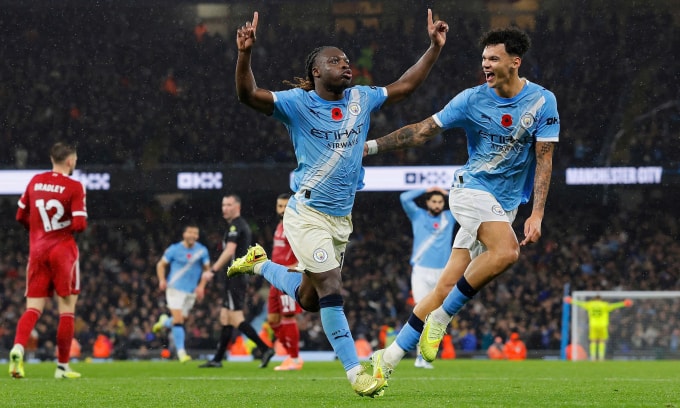 Jeremy Doku mừng bàn thắng ấn định tỷ số 3-0 cho Man City trước Liverpool trên sân Etihad, thành phố Manchester, Vương quốc Anh, vòng 11 Ngoại hạng Anh tối 9/11/2025. Ảnh: Guardian