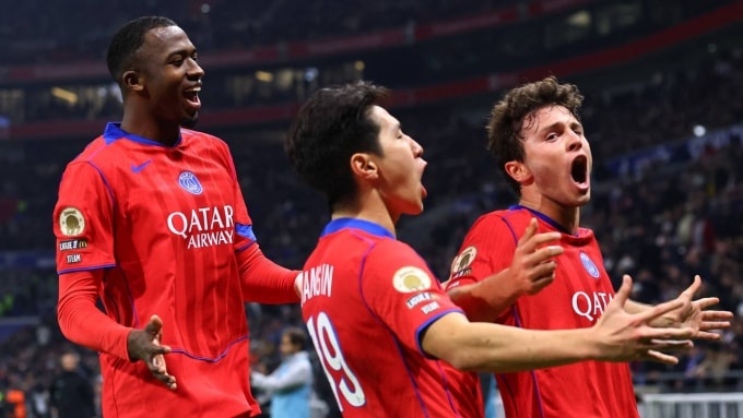 Joao Neves (phải) và đồng đội mừng bàn trong trận Lyon 2-3 PSG ở vòng 12 Ligue 1 tối 9/11. Ảnh: AFP