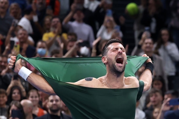 Djokovic xé áo sau khi vô địch ATP Hellenic Championship, trên sân Trung tâm ở nhà thi đấu OAKA tại Athens, Hy Lạp hôm 8/11. Ảnh: Reuters