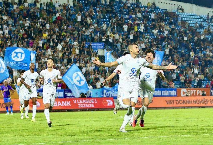 Trung vệ Nam Định Lucas Alves (số 4) mừng bàn thắng ở phút thứ 7 trong trận hòa Hà Nội FC 1-1. Ảnh: Quang Đương