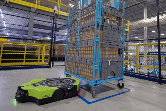 Robot làm việc trong kho hàng của Amazon. Ảnh: Amazon