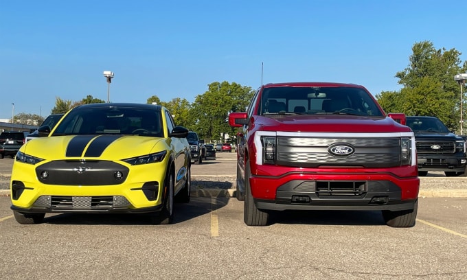 Bán tải điện F-150 Lightning (phải) và crossover điện Mustang Mach-E đều của Ford. Ảnh: Macheroad