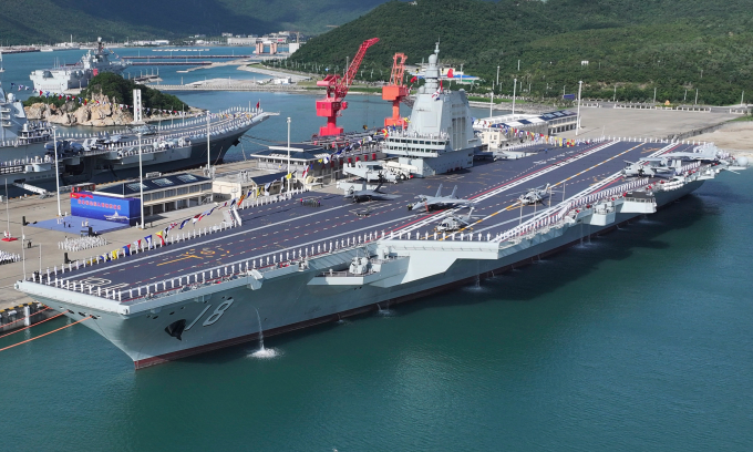 Tàu sân bay Phúc Kiến tại lễ biên chế ở Hải Nam, Trung Quốc hôm 5/11. Ảnh: AP