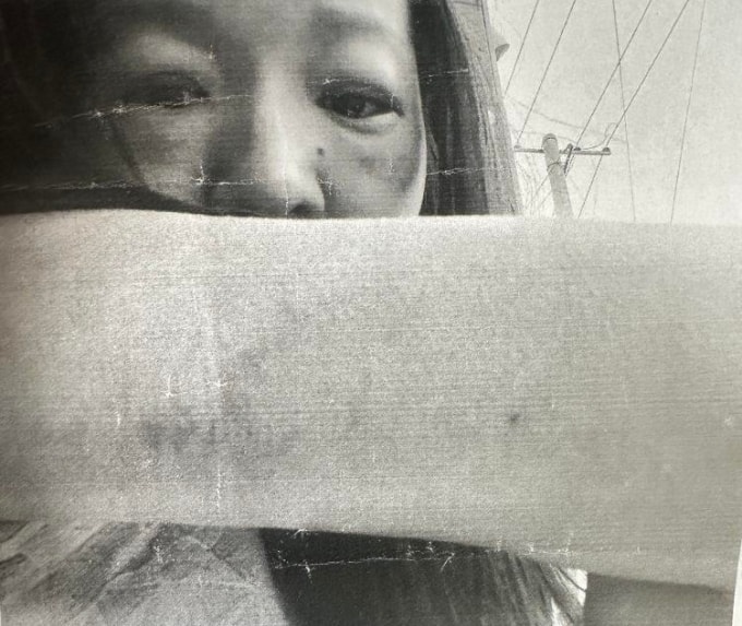 Miêu Lan nộp bằng chứng bị bạo hành lên tòa án. Ảnh: Shangyou