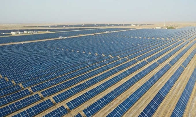 Trang trại điện mặt trời ở Tân Cương, Trung Quốc. Ảnh: CFP