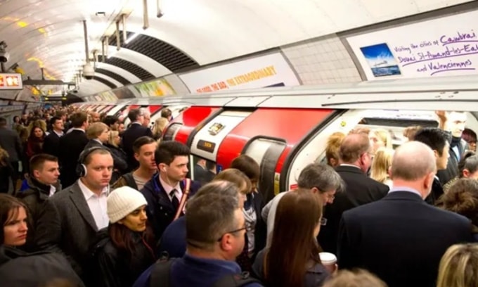 Hành khách chen chúc lên tàu ở nhà ga Kings Cross tại London. Ảnh: Reuters