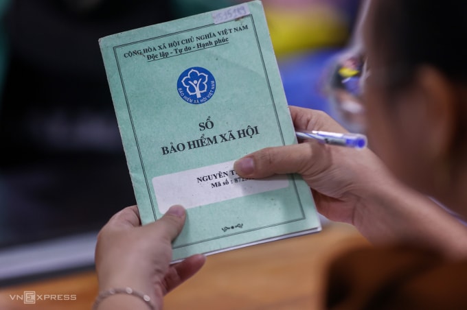 Người lao động nộp hồ sơ làm thủ tục hưởng trợ cấp thất nghiệp tại Trung tâm dịch vụ việc làm ở TP HCM, tháng 6/2025. Ảnh: Quỳnh Trần