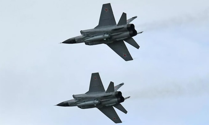 Tiêm kích MiG-31K Nga mang tên lửa siêu vượt âm Kinzhal bay qua khu vực gần thành phố Ryazan tháng 8/2019. Ảnh: BQP Nga