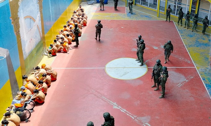 Binh sĩ Ecuador trong cuộc kiểm tra một trại giam ở Guayaquil ngày 11/10. Ảnh: AFP