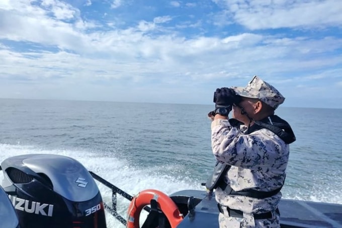 Thành viên Cơ quan Thực thi Pháp luật Hàng hải Malaysia tìm kiếm nạn nhân bị lật thuyền ngày 9/11. Ảnh: MMEA
