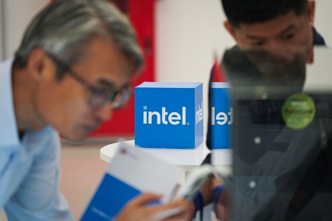 Một khách tham quan đang xem con chip tại gian hàng Intel ở một sự kiện về đổi mới sáng tạo tại Hà Nội, tháng 10/2024. Ảnh: Lưu Quý