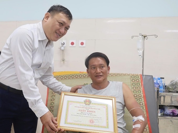 Ông Lê Văn Sanh (37 tuổi) được chủ tịch đặc khu Lý Sơn trao giấy khen. Ảnh: Nam Thanh