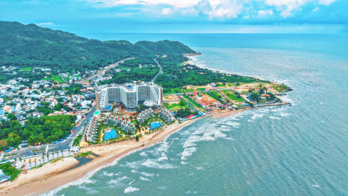 Long Hải có cảnh sắc thiên nhiên giao hòa giữa rừng và biển. Ảnh: Charm Group