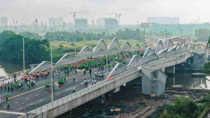 Người dân tham gia giải đi bộ trên đoạn đường mới hoàn thành. Ảnh: Masterise Homes