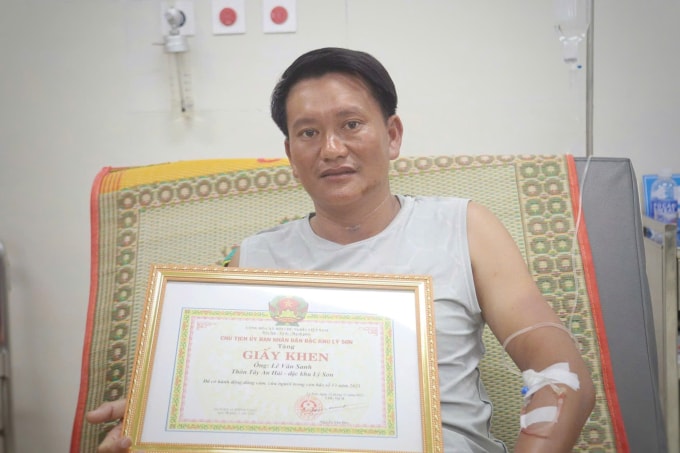 Anh Lê Văn Sanh (37 tuổi) được chủ tịch đặc khu Lý Sơn trao giấy khen. Ảnh: Nam Thanh