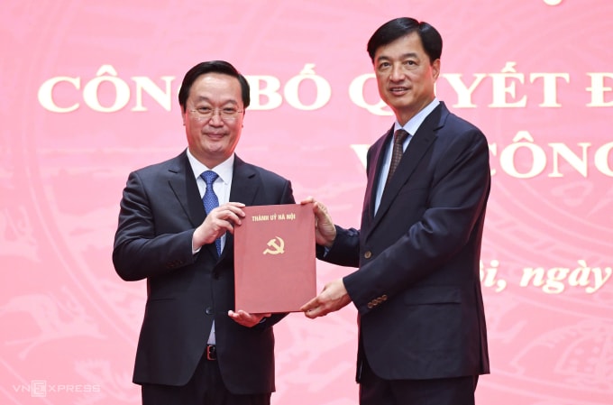 Bí thư Thành ủy Hà Nội Nguyễn Duy Ngọc (phải) trao quyết định cho ông Nguyễn Đức Trung. Ảnh: Giang Huy