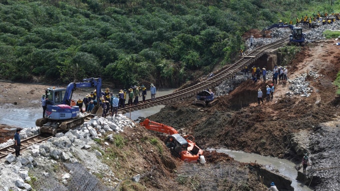 Công nhân đang sửa chữa đoạn đường sắt Bắc Nam bị xói nền đường ray cách ga Phước Lãnh (xã Xuân Lãnh, Đăk Lăk) 3 km, sáng 8/11. Ảnh: Thanh Tùng