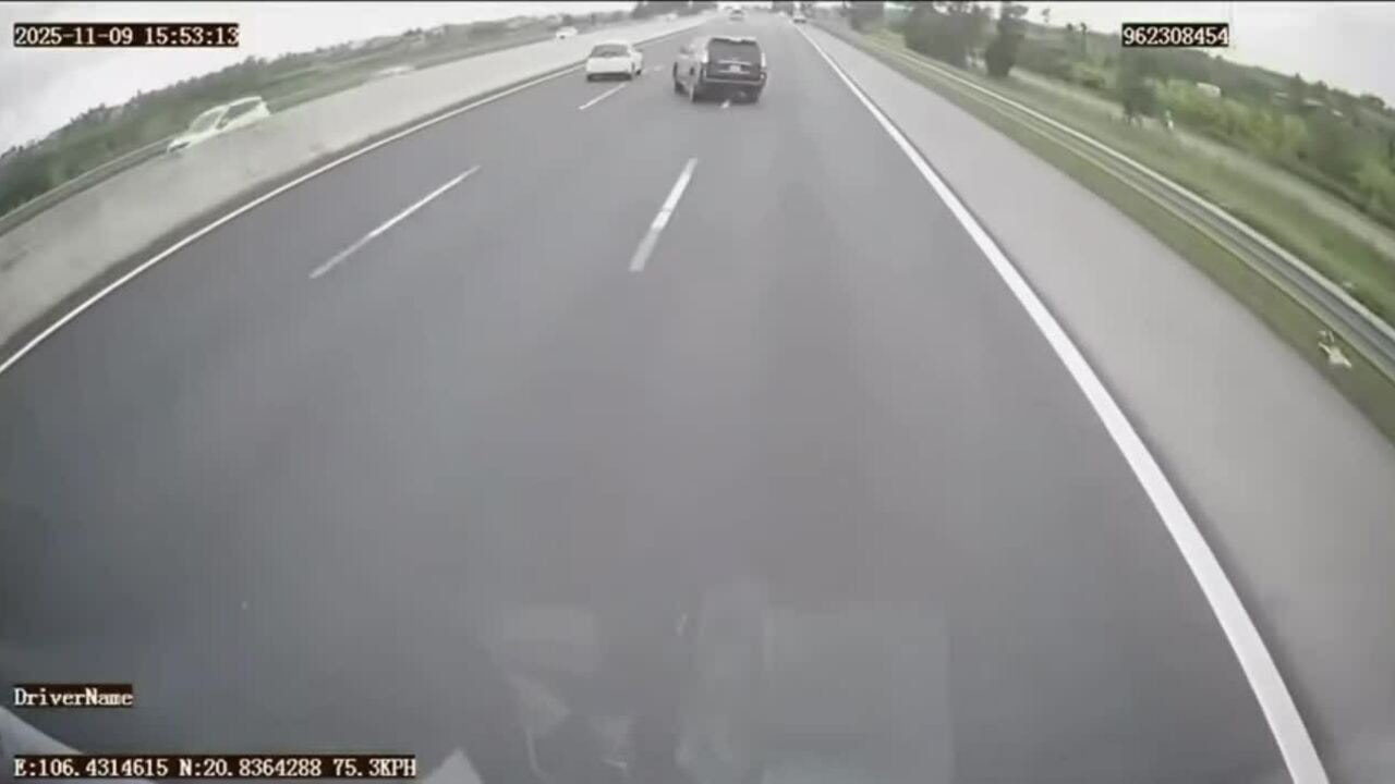 SUV lật giữa cao tốc vì đánh lái tránh xe chuyển làn