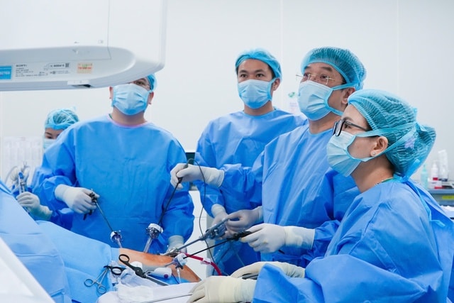 Vinmec trình diễn kỹ thuật ghép gan sống phức tạp tại Hội nghị Ghép tạng Việt Nam 2025 - Ảnh 1.