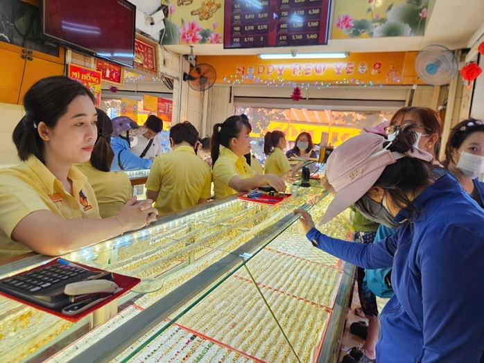 Giá vàng miếng SJC và vàng nhẫn tăng mạnh vào cuối ngày 10 - 11 - Ảnh 2.