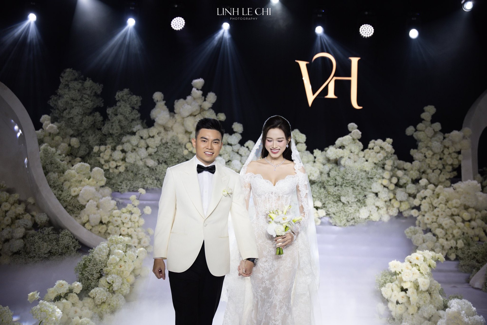 Bố mẹ chồng Hoa hậu Đỗ Thị Hà gây chú ý tại tiệc cưới hoành tráng của con- Ảnh 3.