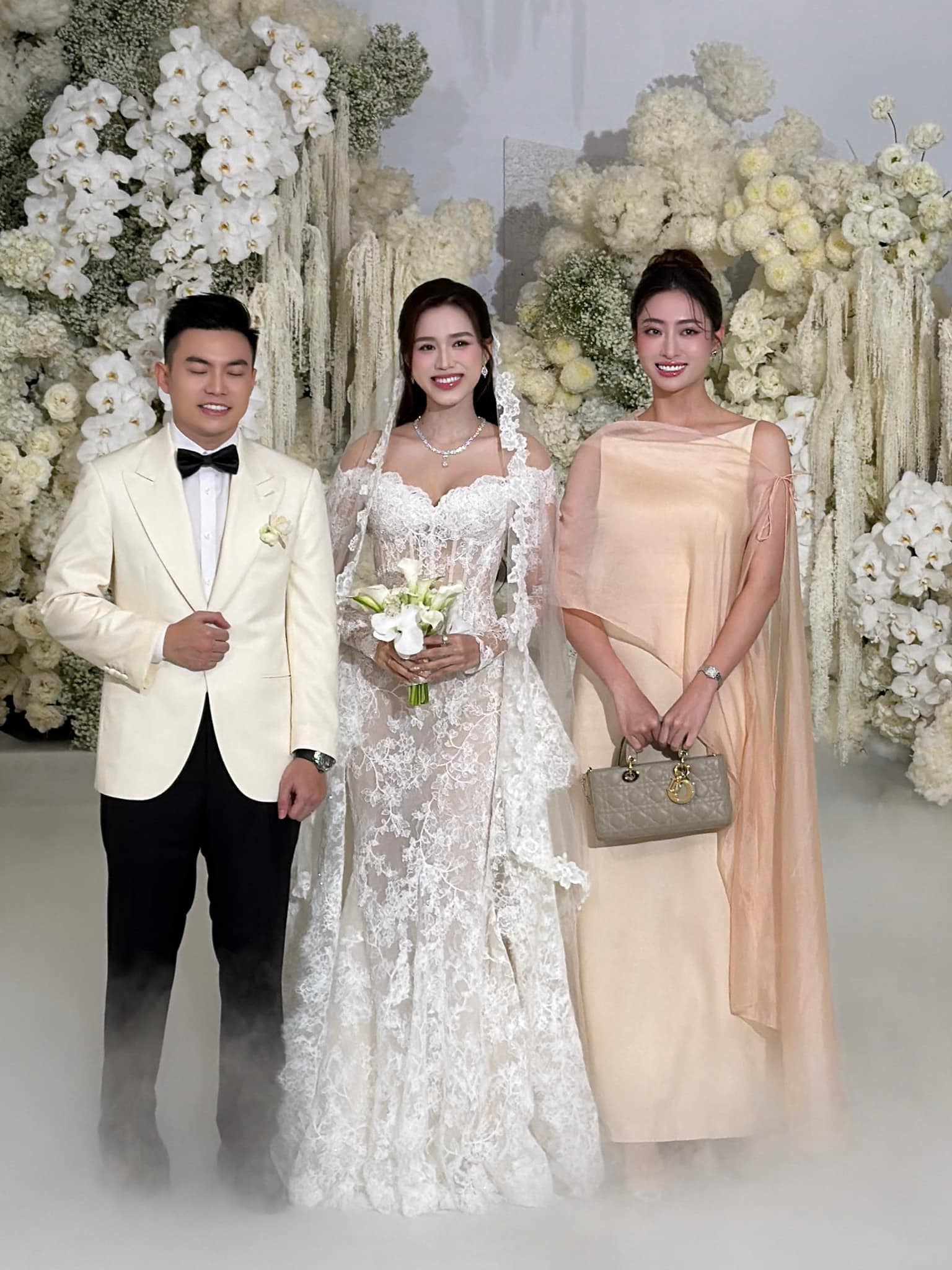 Bố mẹ chồng Hoa hậu Đỗ Thị Hà gây chú ý tại tiệc cưới hoành tráng của con- Ảnh 7.